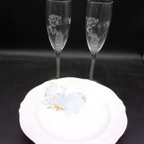 Une assiette et 2 flutes à champagne assorties, personnalisables