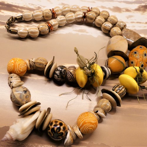 Éclat tribal : collier en coquillage, céramique et perles krobo