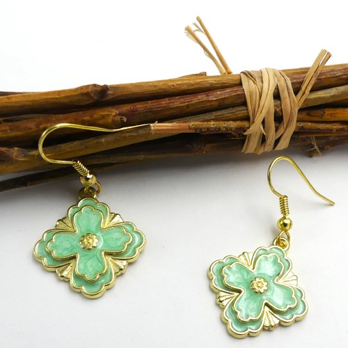 Élégance minimaliste : boucles d'oreilles en métal doré et émail