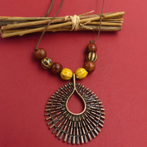 Collier bohème en cordon avec perles en céramique et bois, pendentif laiton cuivré