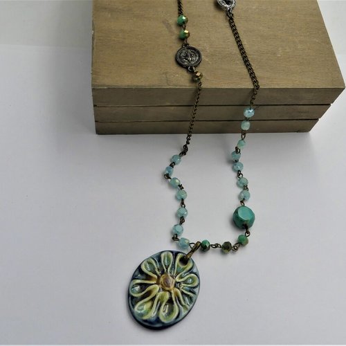Collier sautoir artisanal en céramique avec perles de verre, strass et laiton bronze