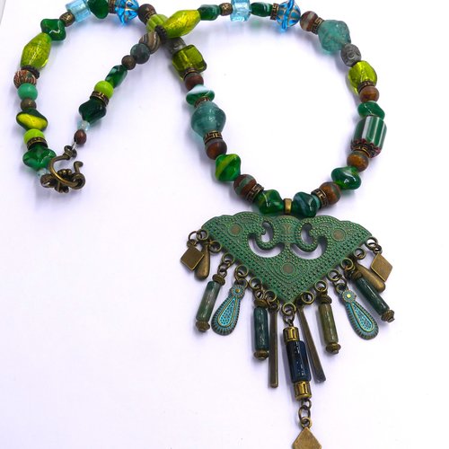 Collier mi-long, pendentif ethnique, agate du brésil, perles verre, raffinement et authenticité