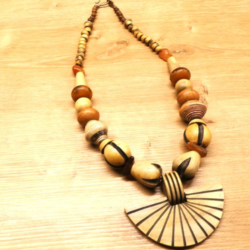 Collier mi-long bois résine et laiton, idée cadeau femme