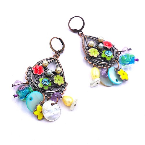 Boucles d'oreilles bohèmes, métal cuivré, breloques nacre, verre, métal émaillé, bijou unique