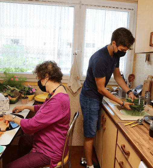 02 personnes qui cuisinent avec ensemble2générations