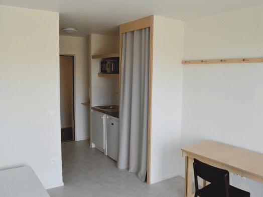 Chambre avec vue coin cuisine et bureau