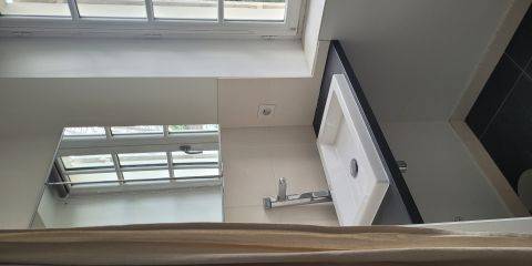 Chambre du 1er étage : SdB/lavabo attenant à la chambre