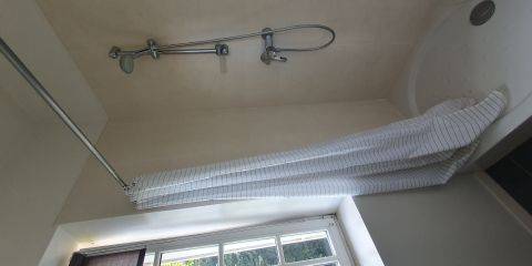 Chambre du 1er étage : SdB/douche attenant à la chambre