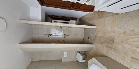 Salle de bain spacieuse avec baignoire, grande douche et double vasque