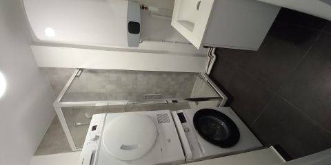 Salle de bain 1 avec machine à laver et sèche-linge