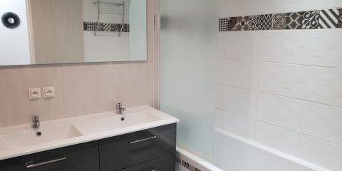 Salle de Bain partagée Chambre Bleue & Rouge