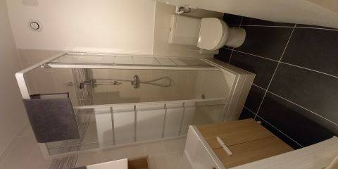 Salle de bain avec WC propre à à la chambre