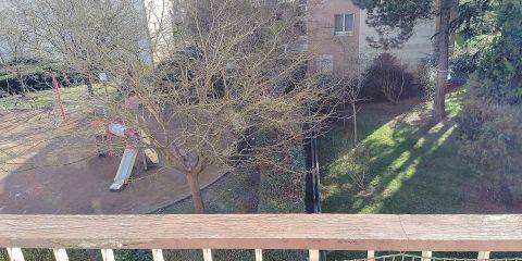 Vue depuis le balcon sur l'air de jeu au pied de l'immeuble