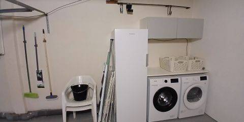 Buanderie avec machine à laver, sèche-linge et congélateur