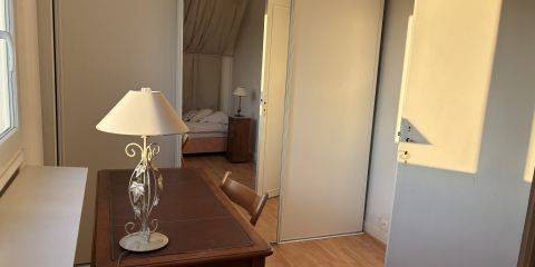 Chambre 1 bureau et placard