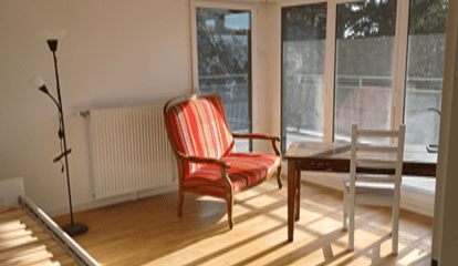 Chambre 14m² et balcon privatif. Lit double, pas de vis à vis et très claire