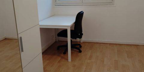 chambre ~10.5m² entièrement équipée: bureau, chaise, armoire/penderie...