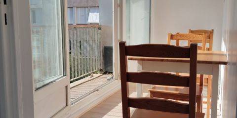Salon/coin à manger en commun avec l'accès au balcon