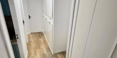 Couloir et placard de rangement privatif