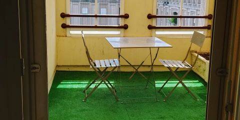 Loggia protégée et aménagée