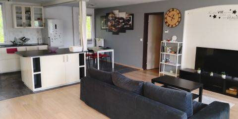 Espace vie : salon, salle à manger et cuisine (vue salon)