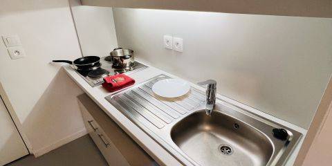 Kitchenette avec espace pour fauteuil sous le plan de travail (meuble retirable)