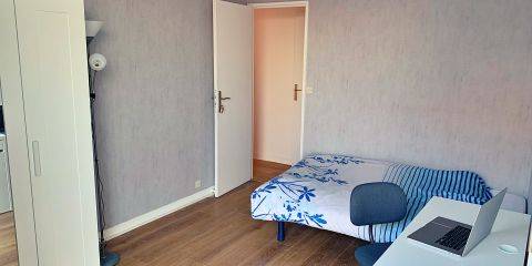 Chambre, lit, bureau, armoire