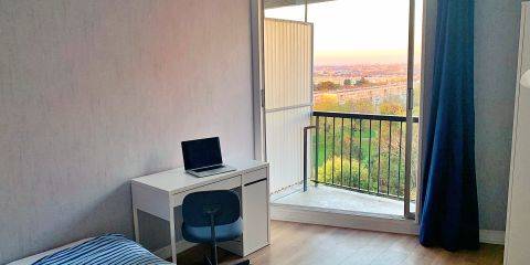 Chambre, bureau, lit, balcon