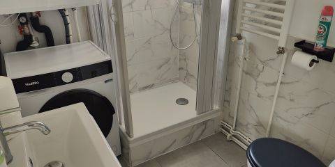 Salle de bain numéro 1 côté carré de douche et WC