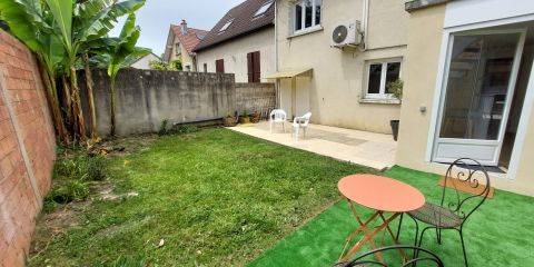 Jardin avec terrasse et un palmier