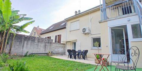 Jardin avec une terrasse et un palmier