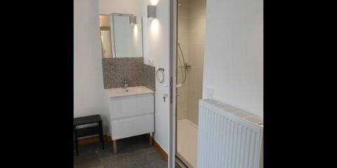 chambre avec petit coin toilette + la douche partagée avec la chambre adjacente