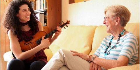 Photo d'entraide intergénérationnelle avec ensemble2générations