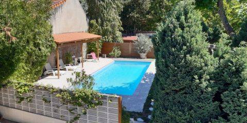 Piscine face au logement.