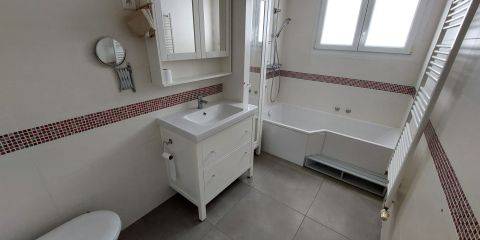Salle de bain avec baignoire et WC partagée avec une autre chambre