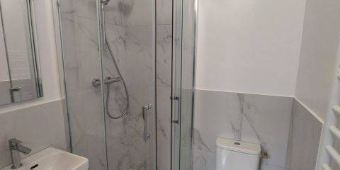 Salle de bain privative avec douche et WC