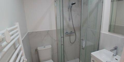 Salle de bain avec douche et WC privatifs