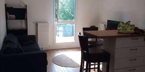 Salon commun avec TV et box
