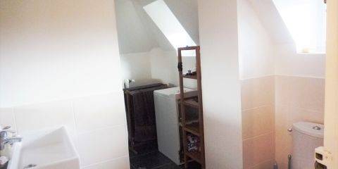 Vue partielle de la Salle de Bain du 2ème étage, avec Machine à Laver le linge