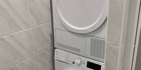 Salle de douche (lave linge et séche linge)