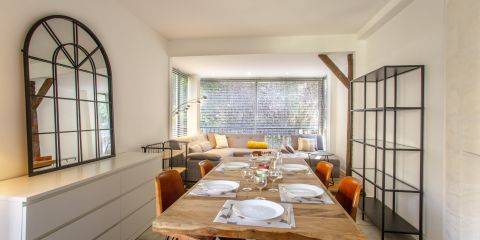 Coin repas et espace salon