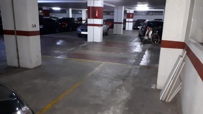 Autotalli myytävänä Exposició - ZID-4