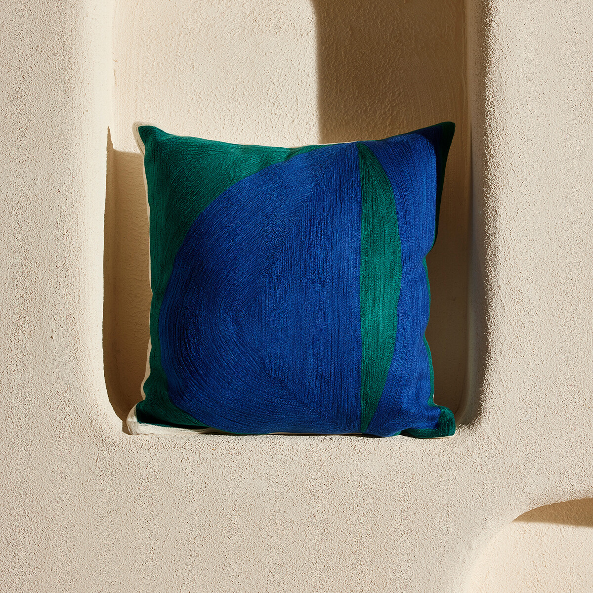 Coussin Abstrait, Bleu Sarah / Indigo - 42 x 42 cm - Coton - image 2
