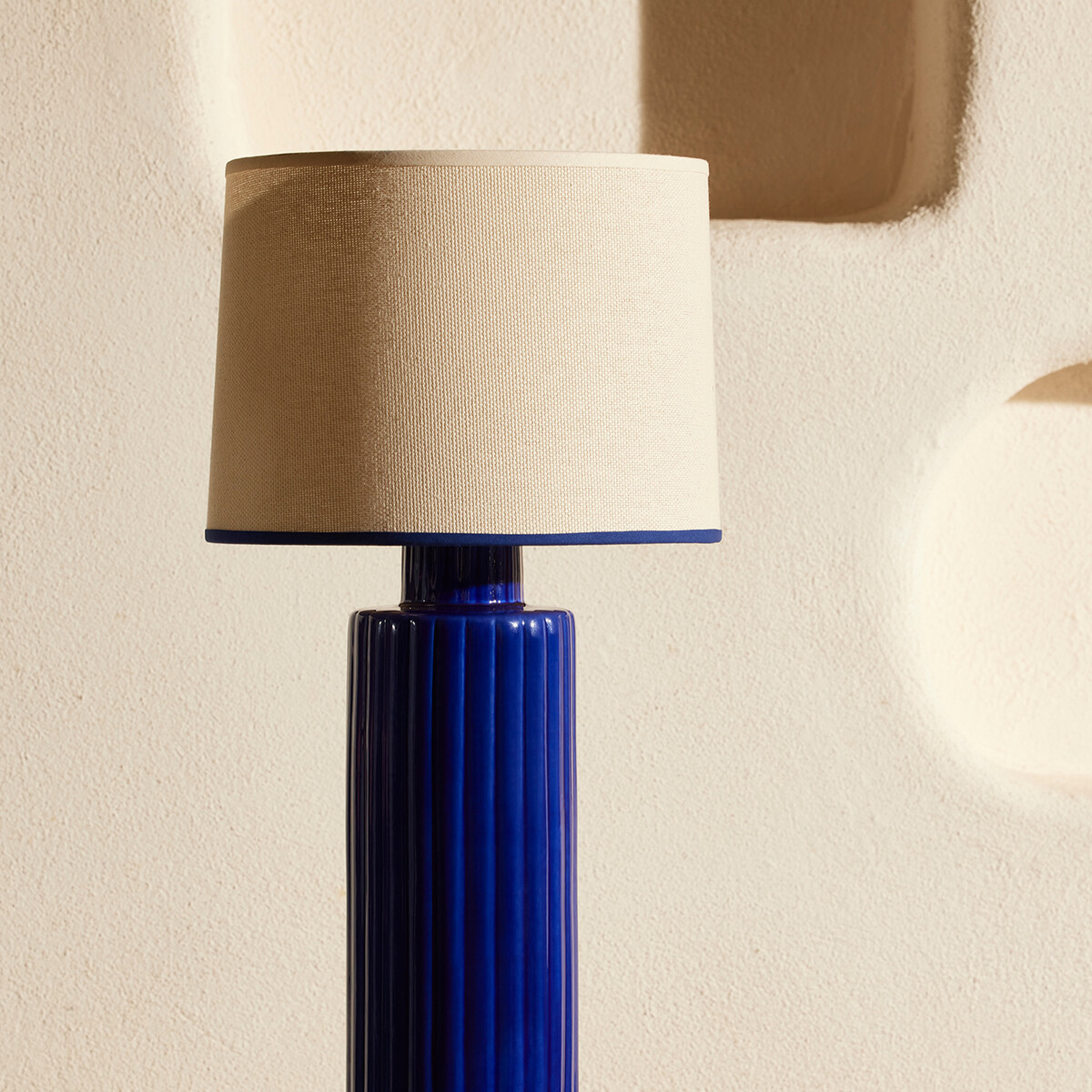 Lampe à poser Portofino, Bleu Indigo - H54 cm - Céramique / Abat-jour Rabane - image 2