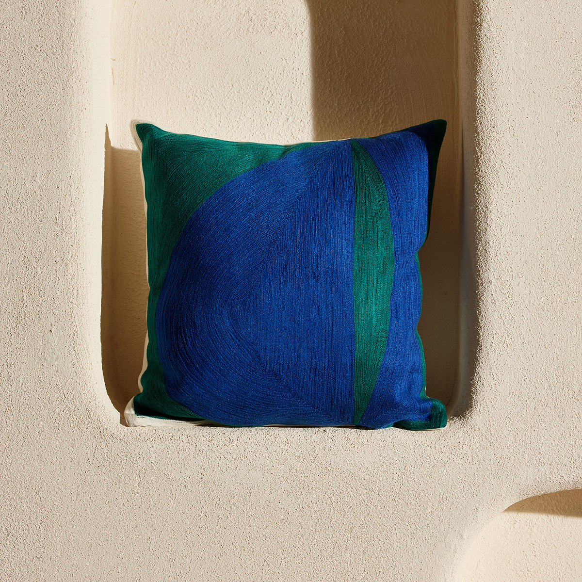 Coussin Abstrait, Bleu Sarah / Indigo - 42 x 42 cm - Coton - image 2