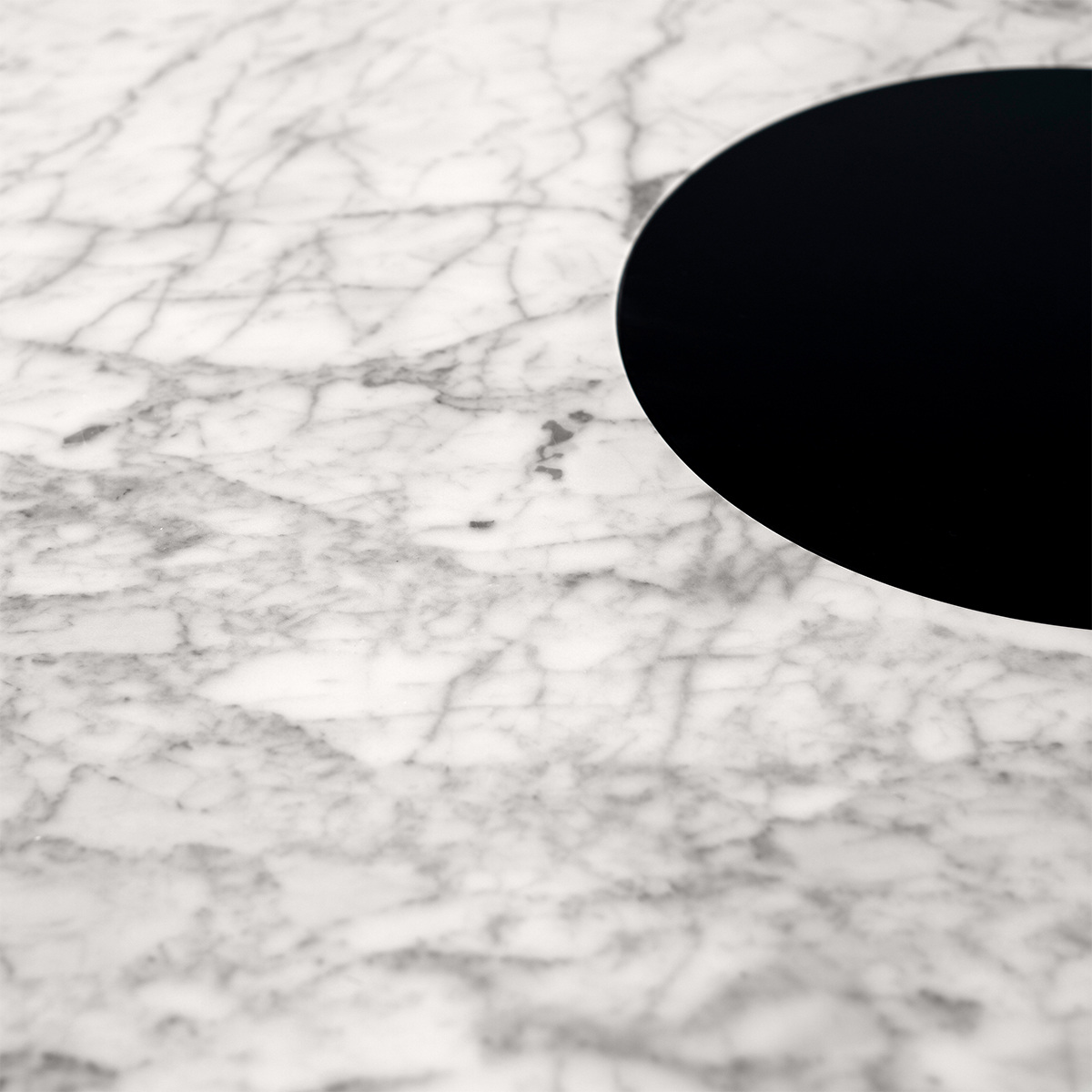 Table Haute à Manger Ovale Riviera, Blanc / Noir - L199 x l125 x H74 cm - Marbre de Carrare / Rotin - image 2