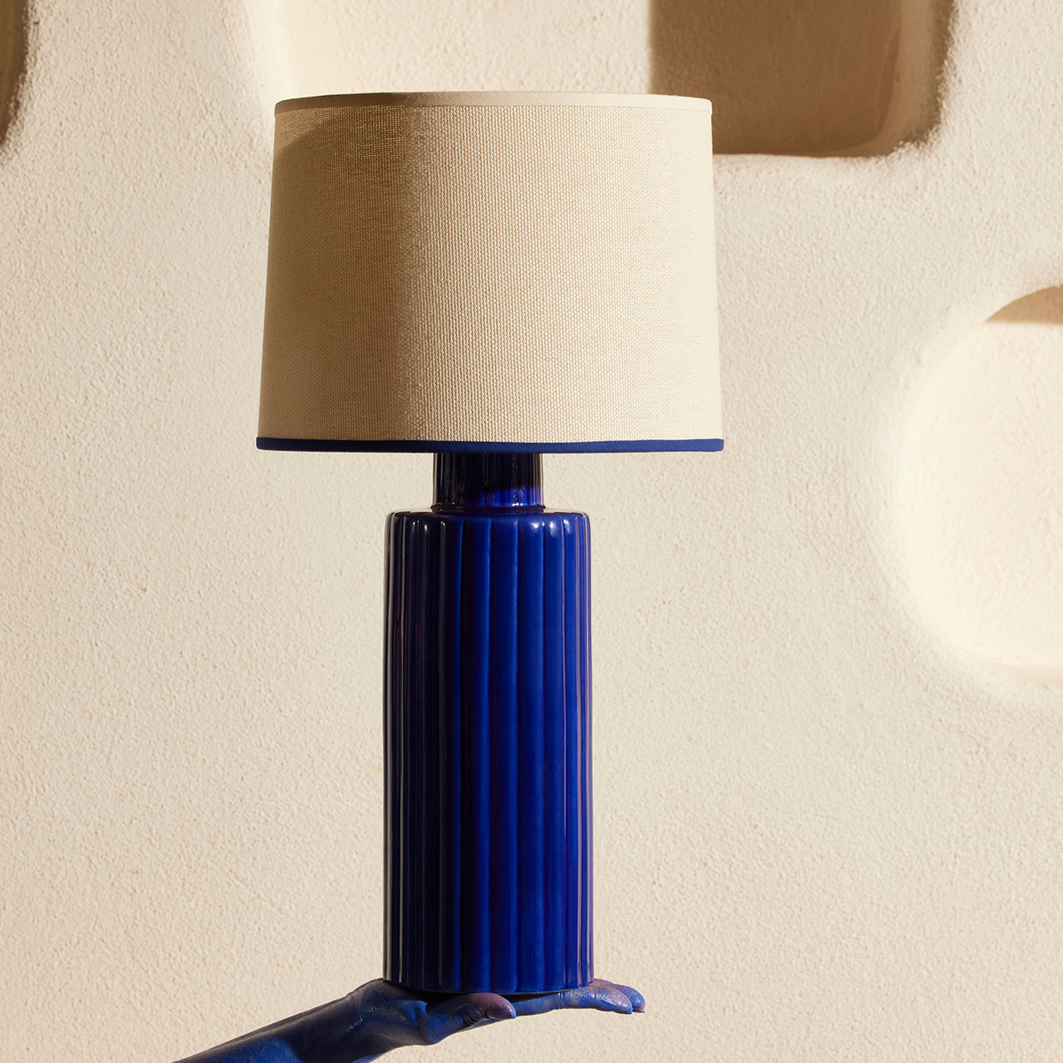 Lampe à poser Portofino, Indigo - H54 cm - Céramique / Abat-jour Rabane - image 2