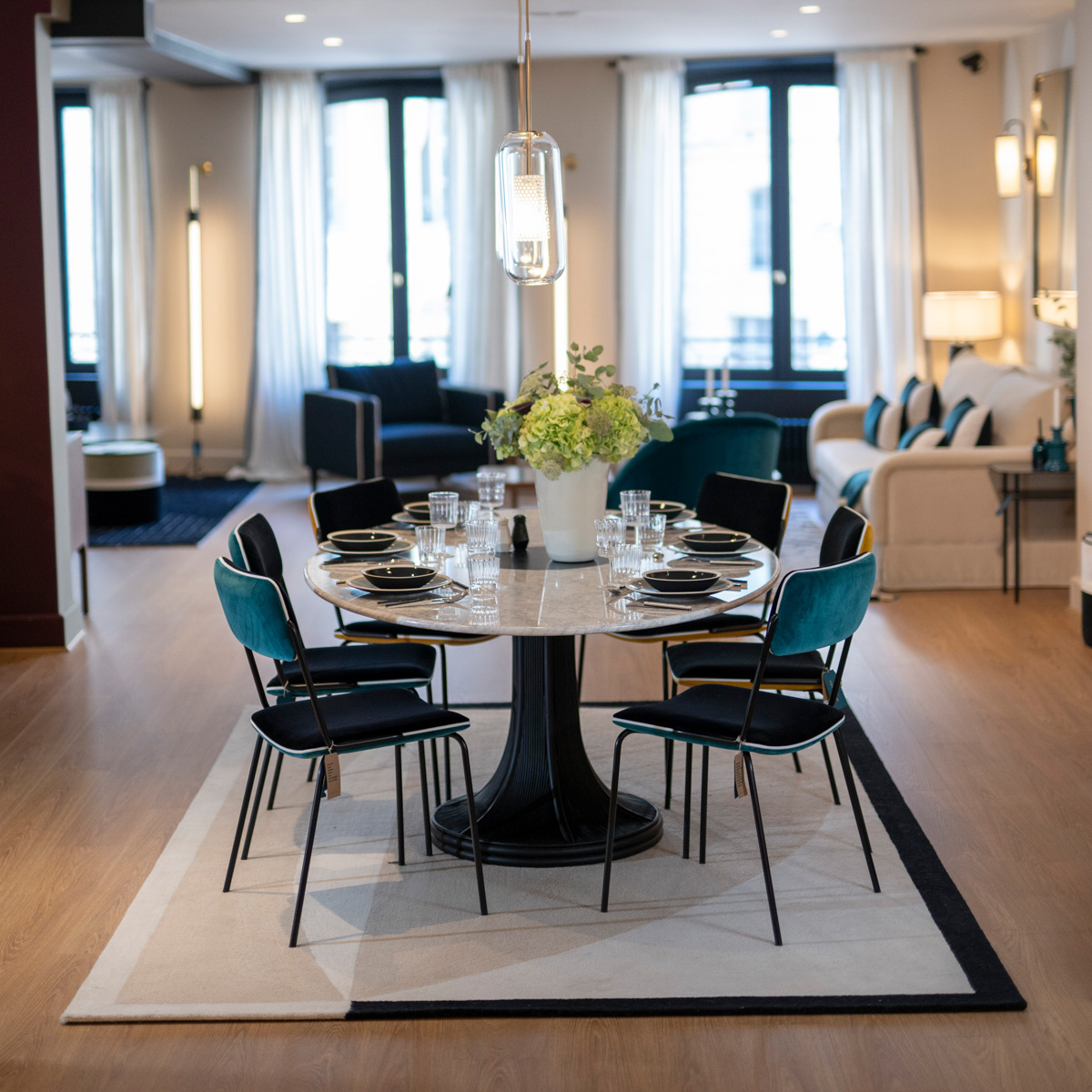 Table Haute à Manger Ovale Riviera, Blanc / Noir - ⌀199 x H74 cm - Marbre de Carrare / Rotin - image 5