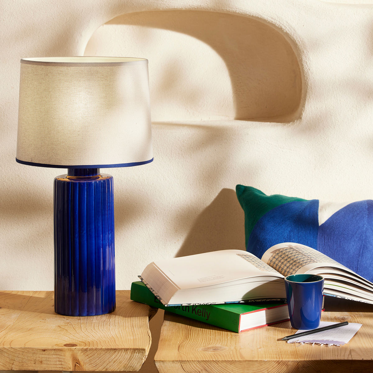 Lampe à poser Portofino, Indigo - H54 cm - Céramique / Abat-jour Rabane - image 3
