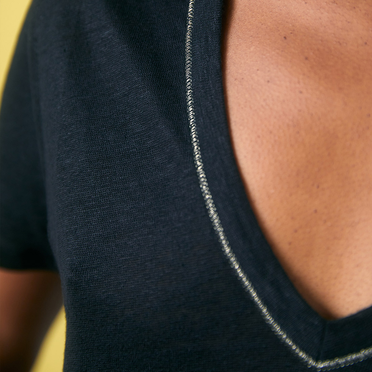 T-shirt Salin, Black - V-neck T-shirt with gold lurex finish - 100% linen - image 2
